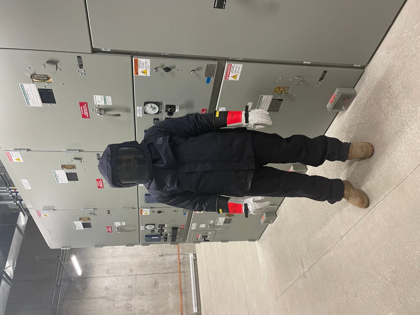 Opération réseau sur un disjoncteur 25 kV — cadenassage et maîtrise des énergies dangereuses sur le REM